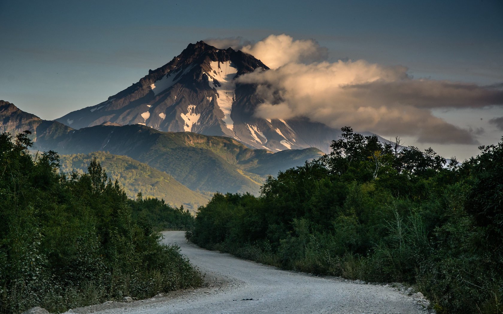 1660579398_54-funart-pro-p-vulkani-kamchatki-priroda-krasivo-foto-55