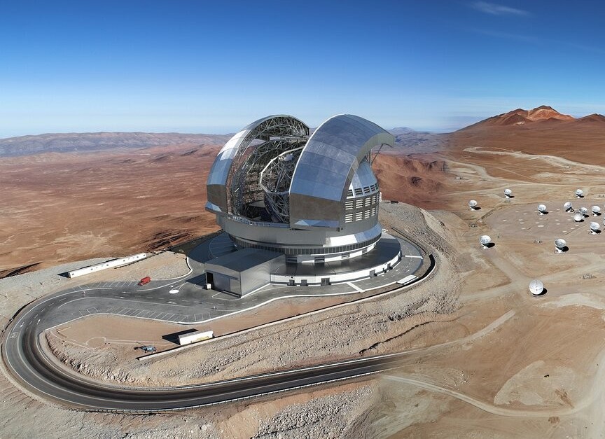 Impresión artística del Extremely Large Telescope de ESO y las antenas del Observatorio ALMA.